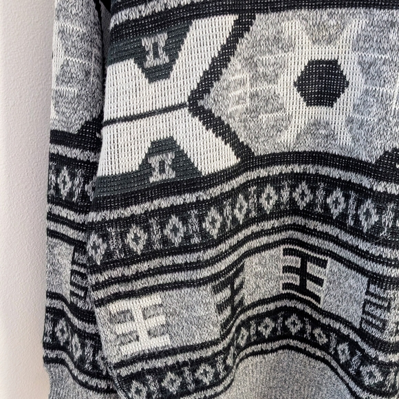 Vintage Retro Abstract Geometric Textured Crewneck Sweater In Gray/Black - Picture 8 of 12